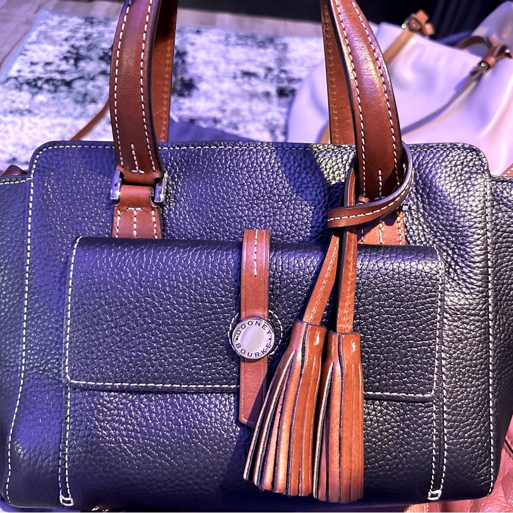 Gorgeous Dooney&Bourke tote/crossbody